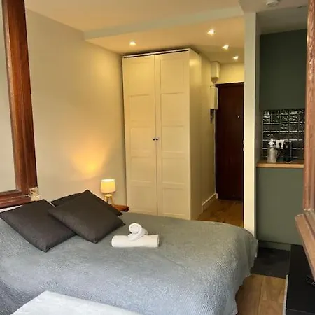 Buttes Chaumont Refait à Neuf Parigi